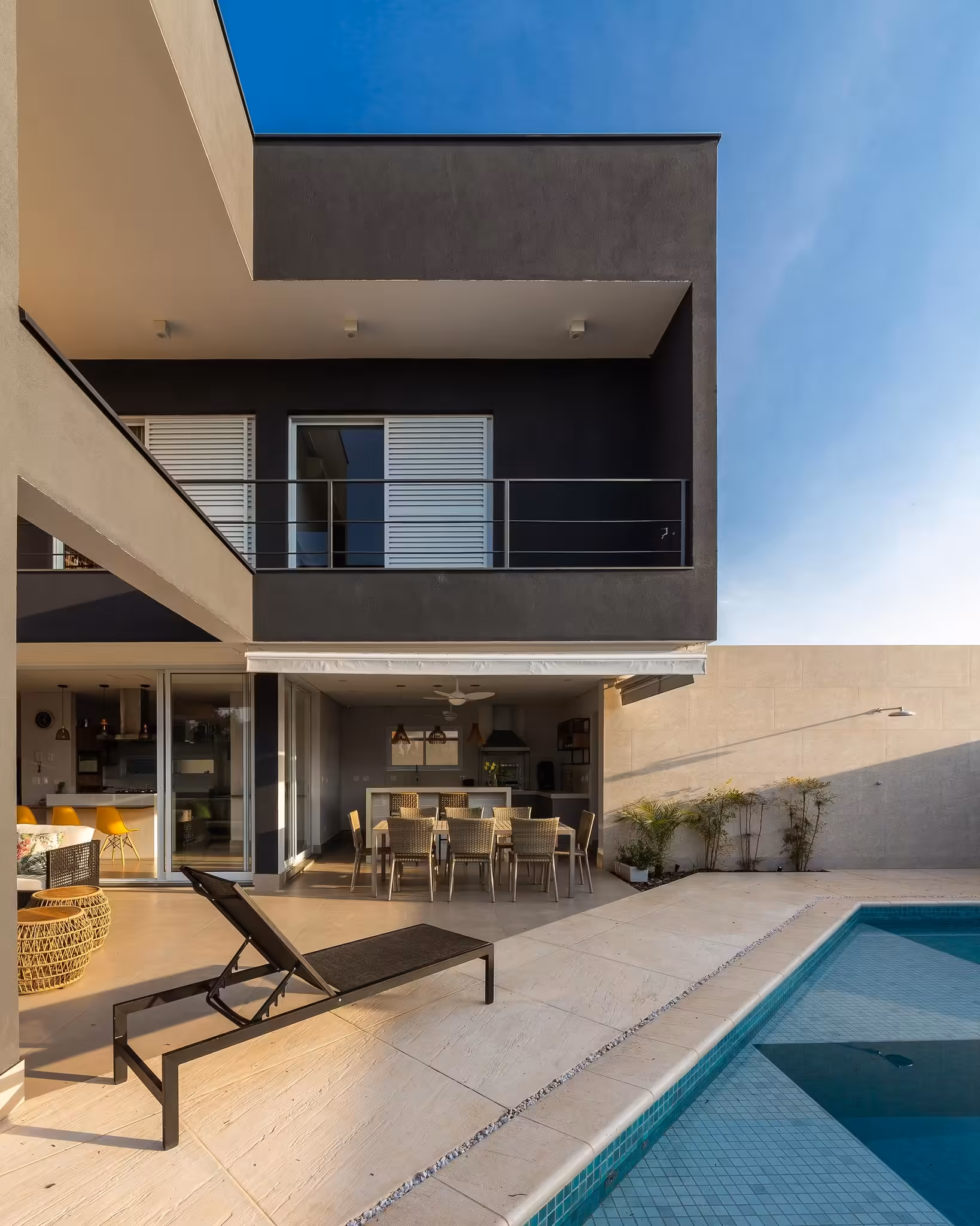 Projeto residencial clean em estilo moderno e pintura escura 3 copia