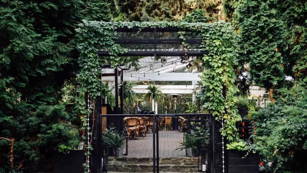 Explorando o potencial do design biofilico na arquitetura sustentavel