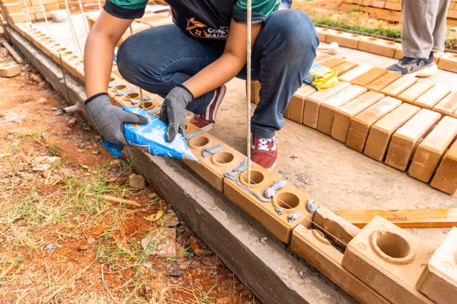 Ecocasa arquitetura promove curso pratico de tijolo ecologico e impulsiona construcao sustentavel no brasil